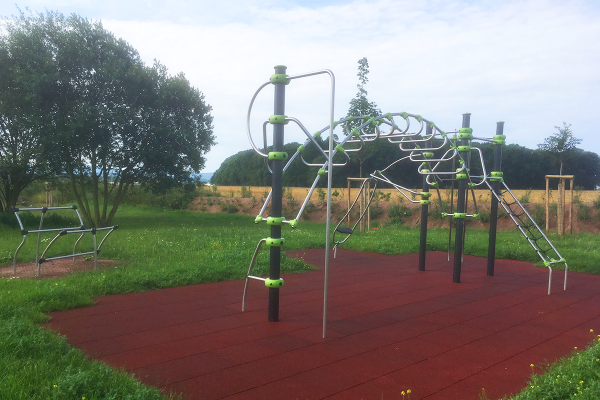 IXO Kombinationsspielanlage mit Kletter-, Hangel- und Balancierelementen auf dem Spielplatz Eisenach-Hötzelsroda mit Fallschutzfläche.