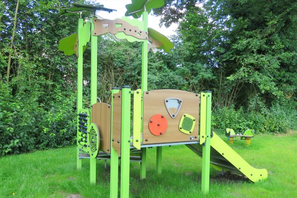 Sensorisch-inklusives Spielgerät mit interaktiven Spieltafeln und Rutsche auf dem Spielplatz Dürerstraße in Weyhe