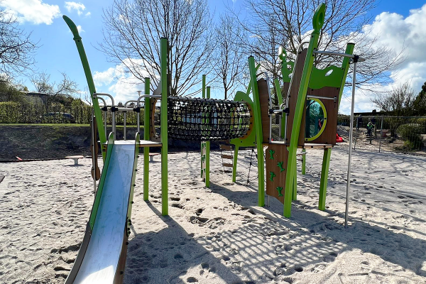 Kletter- und Balancieranlage mit Netzbrücke und Rutsche auf Sandfläche im Außenbereich der Kita Kunterbunt Prohn