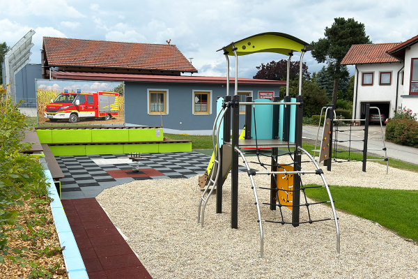 Proludic Diabolo Kletterspielgerät mit Seilnetz und Podest auf barrierearmem Fallschutzbelag neben dem Feuerwehrhaus in Höhhof.