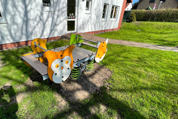 Federwippe mit Tiermotiven und mehreren Sitzplätzen im Außenbereich der Kita Kunterbunt Prohn