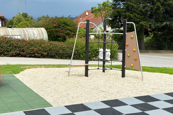 Proludic Kletterkombination mit Seilnetz und Boulderwand auf Kies-Fallschutzfläche auf dem Spielplatz Höhhof.