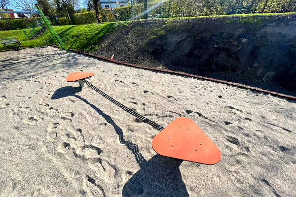 Slackline-Balancierelement auf Sandfläche im Außenbereich der Kita Kunterbunt Prohn
