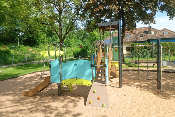 Kombinationsspielanlage auf einem öffentlichen Spielplatz in Gersthofen mit Kletterelementen, Rutsche und Sandspielfläche.