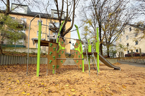 Kanope-Spielanlage auf dem Spielplatz Schöpplerstraße in Augsburg mit Kletterwänden, Rutsche und Balancierelementen in naturnaher Farbgestaltung.