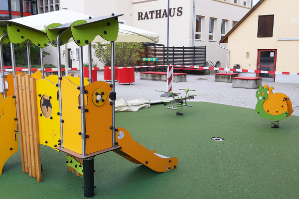 Kompakte Spielanlage mit Rutsche und Federspielgeräten auf dem Rathausplatz in Herbrechtingen.