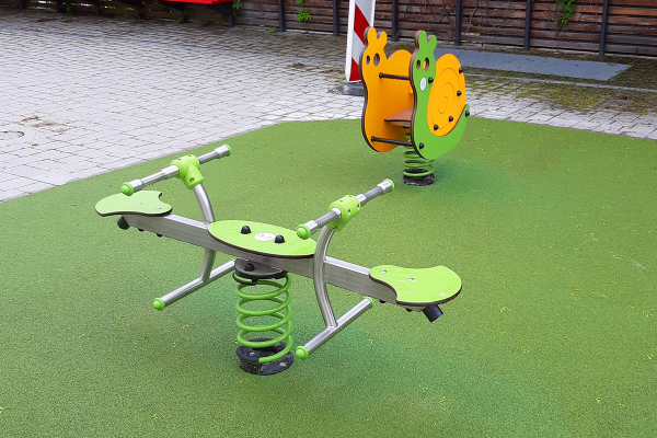 Wippe und Schnecken-Federspielgerät auf dem Kleinkindspielplatz am Rathausplatz in Herbrechtingen.