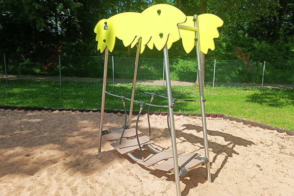 Balancier- und Brückenelement auf einem öffentlichen Spielplatz in Gersthofen mit Sandspielfläche und naturnaher Gestaltung.