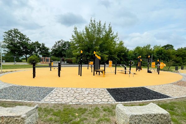 Großzügige ACTI’Fit Outdoor-Fitnessanlage mit inklusiven und generationenübergreifenden Trainingsgeräten auf dem Kosmos-Spielplatz in Frankfurt (Oder).