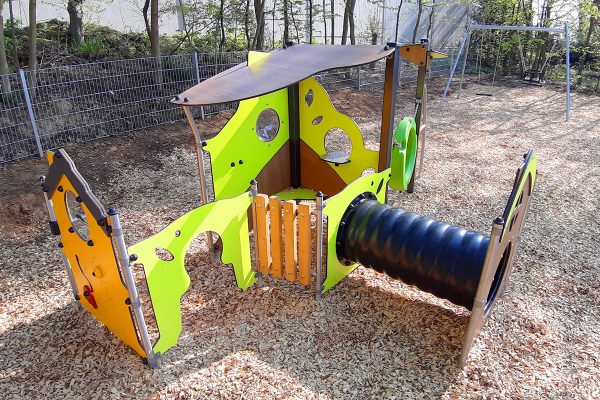 Spielhaus „Versteck Dich“ mit Krabbeltunnel und Spielelementen auf dem Spielplatz Bonfelder Straße in Leingarten.