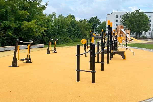 ACTI’Fit Outdoor-Fitnessgeräte mit barrierefreien und generationenübergreifenden Trainingsstationen auf dem Kosmos-Spielplatz in Frankfurt (Oder).