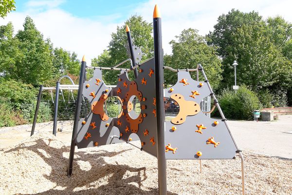 Detailansicht des Kletterspielgeräts J48304 auf dem Spielplatz am Kulturzentrum Leingarten mit Kletterwänden aus Metall.