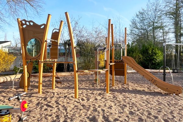 Kanope-Spielanlage mit Kletterelementen, Hängebrücke und Rutsche auf dem neuen Spielplatz des Ronald McDonald Hauses in Bad Oeynhausen.