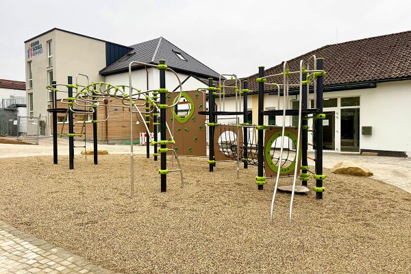 Kletter- und Bewegungsanlage auf dem Schulhof der Grundschule Edenstetten mit verschiedenen Kletterelementen, Balancierstrecken und Netzen.