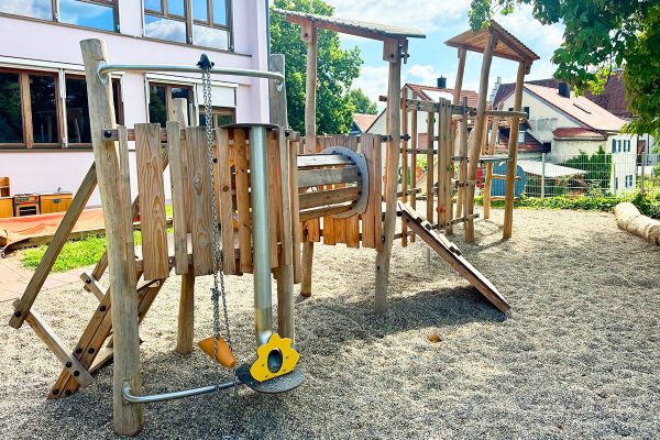 Detailansicht einer Holzspielanlage aus Robinienholz mit Sandaufzug, Tunnel, Kletterelementen und Spielpodesten im Kindergarten St. Bartholomäus in Dietfurt an der Altmühl.