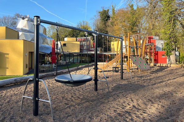 Nestschaukel und Kanope-Spielanlage auf dem neuen Spielplatz des Ronald McDonald Hauses in Bad Oeynhausen.